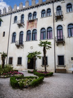 Malcesine, Kuzey İtalya 'daki Garda Gölü' ndeki güzel kasabalardan biridir. Kenti, limanını ve antik dar sokaklarını koruyan kendi kalesi var. Malcesine çok çarpıcı ve huzurlu ve feribotlar sizi gölün her yerine götürüyor.