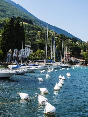 Malcesine, Kuzey İtalya 'daki Garda Gölü' ndeki güzel kasabalardan biridir. Kenti, limanını ve antik dar sokaklarını koruyan kendi kalesi var. Malcesine çok çarpıcı ve huzurlu ve feribotlar sizi gölün her yerine götürüyor.