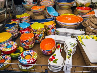 Malcesine 'deki tipik İtalyan çömlekleri Kuzey İtalya' daki Garda Gölü 'ndeki sevimli kasabalar.