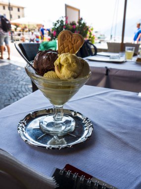 İtalya 'daki Garda Gölü' nün güzel kasabalarından Malcesine 'de keyifli ve İtalyan Dondurması