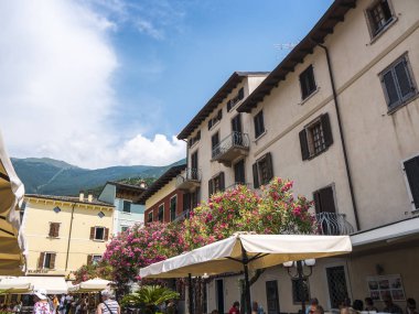 Malcesine, Kuzey İtalya 'daki Garda Gölü' ndeki güzel kasabalardan biridir. Kenti, limanını ve antik dar sokaklarını koruyan kendi kalesi var. Malcesine çok çarpıcı ve huzurlu ve feribotlar sizi gölün her yerine götürüyor.