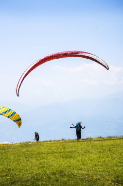 Monte Baldo dağı İtalya 'daki Garda Gölü kıyısındaki Malcesine tatil beldesinin arkasındadır. Dağın tepesine bir teleferik ulaşır ve tepesinde Alpaca ve koyunlarla birlikte dağlık çayırlar ve bir hediyelik eşya dükkanı vardır. Paragliderler rüzgarı yakalayıp aşağı atlarlar.