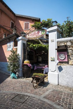 Malcesine, Kuzey İtalya 'daki Garda Gölü' ndeki güzel kasabalardan biridir. Kenti, limanını ve antik dar sokaklarını koruyan kendi kalesi var. Malcesine çok çarpıcı ve huzurlu ve feribotlar sizi gölün her yerine götürüyor.