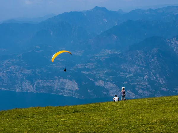 Monte Baldo Berget Ligger Baksidan Gardasjön Resort Malcesine Italien Bergstoppen — Stockfoto