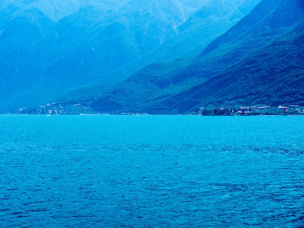 意大利北部的加尔达湖以其恒久的微风而闻名 这使它成为风帆的天堂 渡船在湖中穿梭 带你游览这个美丽而迷人的湖面 — 图库照片