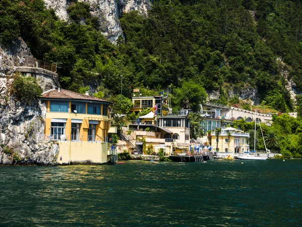 Limone Jest Jednym Pięknego Miasteczka Jezioro Północnych Włoszech Jezioro Garda — Zdjęcie stockowe