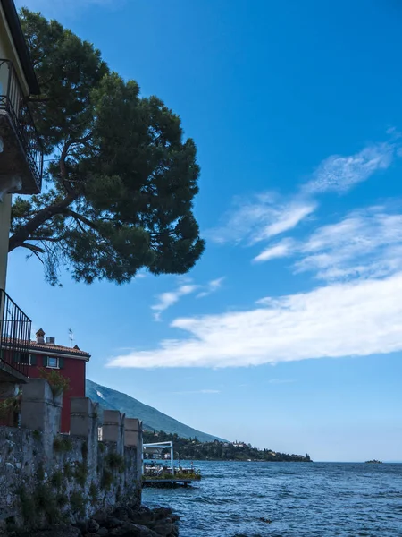 马尔塞纳是意大利北部加尔达湖上一个可爱的城镇 它有自己的城堡 守卫着城镇 港口和古老狭窄的街道 马塞纳太迷人了 太平静了 从这里出发 渡船把你带到湖上各处 — 图库照片