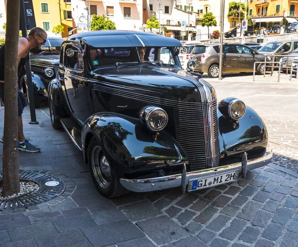 Vintage Car Stopping Briefly Malcesine One Beautiful Towns Shores Lake — Stock Photo, Image