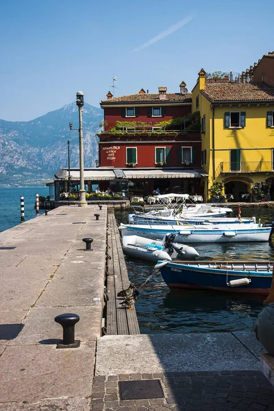 이탈리아 가르다 호수에 아름다운 마을들 도시를 지키는 자체의 항구와 고대의 — 스톡 사진
