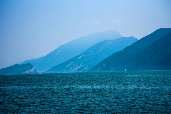 Lago Garda Famoso Sue Continue Brezze Che Rendono Paradiso Windsurfisti — Foto Stock