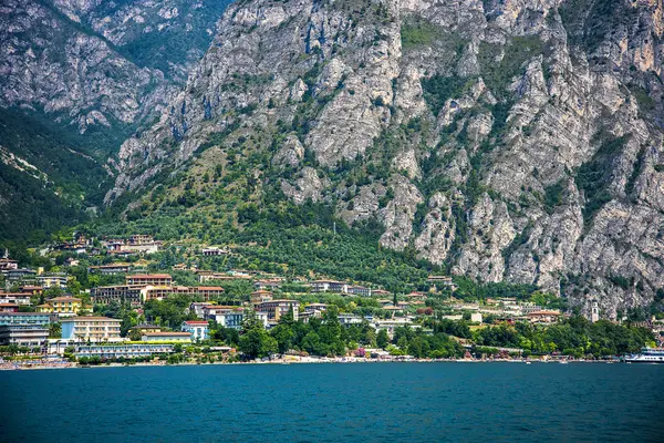 Limone Jest Jednym Pięknego Miasteczka Jezioro Północnych Włoszech Jezioro Garda — Zdjęcie stockowe