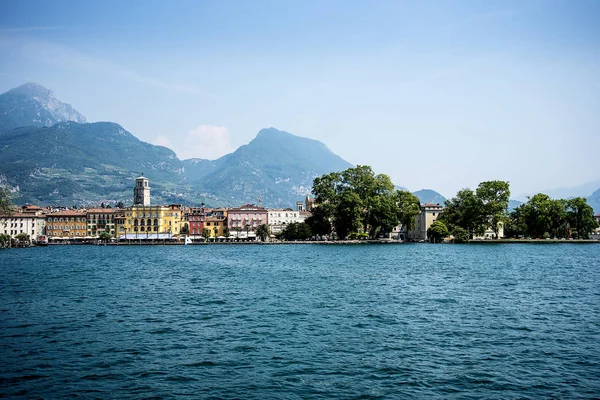 Riva Del Garda是意大利北部这个湖上可爱的小城镇之一 加尔达湖是欧洲最受欢迎的旅游胜地 位于白云石和意大利阿尔卑斯山附近 Riva Del Garda座落在湖的西北角 — 图库照片