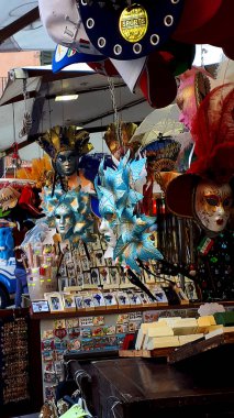 Verona, Kuzey İtalya 'da Shakespeare' in trajedisi Romeo ve Juliet 'in yanı sıra Verona' nın İki Centilmeni adlı dramasında yer alan bir şehirdir. Her yaz Roma Amfitiyatrosunda ya da Arena 'da eşsiz ve harika bir deneyim sunarlar.