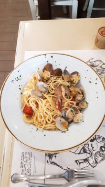 Kuzey İtalya 'daki Garda Gölü' ndeki Riva del Garda 'da midyeli spagetti tabağı.