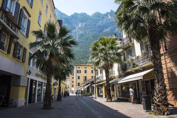 Riva del Garda, Kuzey İtalya 'daki bu göldeki sevimli küçük kasabalardan biridir. Garda Gölü, Dolomitler ve İtalyan Alpleri yakınlarındaki popüler bir Avrupa turizm merkezidir. Riva del Garda Gölü 'nün kuzeybatı köşesinde yer almaktadır. 