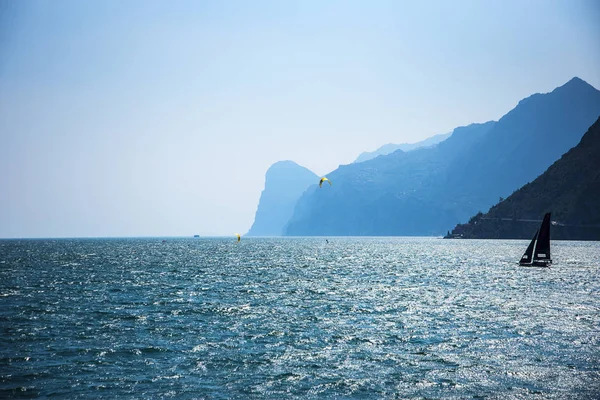 Lago Garda Famoso Sue Continue Brezze Che Rendono Paradiso Windsurfisti — Foto Stock