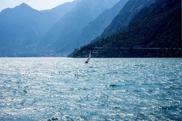 Lago Garda Famoso Sue Continue Brezze Che Rendono Paradiso Windsurfisti — Foto Stock