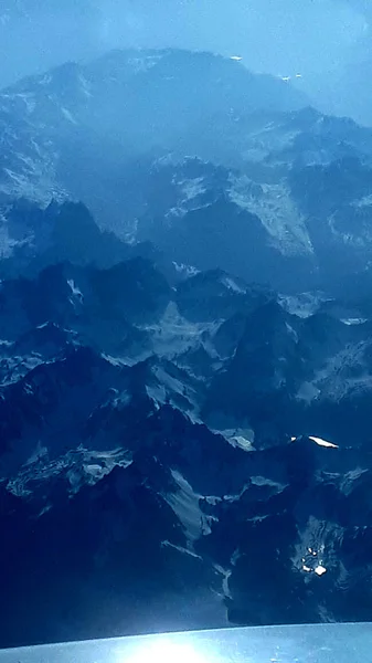 Veduta Delle Alpi Dal Finestrino Dell Aereo Sotto Copertura Nuvolosa — Foto Stock