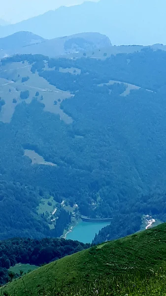 Monte Baldo Berget Ligger Baksidan Gardasjön Resort Malcesine Italien Bergstoppen — Stockfoto