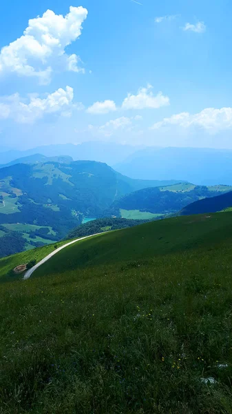 Góra Monte Baldo Znajduje Się Tyłach Jeziora Garda Resort Malcesine — Zdjęcie stockowe