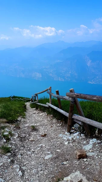 Monte Baldo Berget Ligger Baksidan Gardasjön Resort Malcesine Italien Bergstoppen — Stockfoto