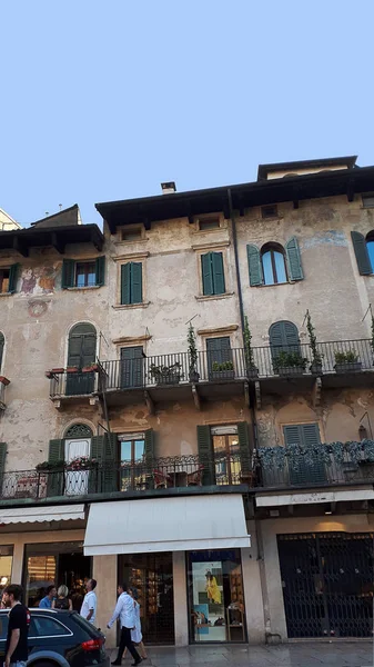 ヴェローナは北イタリアの都市で シェイクスピアの悲劇 ロミオとジュリエット やドラマ 二人のヴェローナの紳士 でも取り上げられている 彼らはローマの円形劇場やアリーナでオペラを提示毎年夏 ユニークで素晴らしい経験 — ストック写真