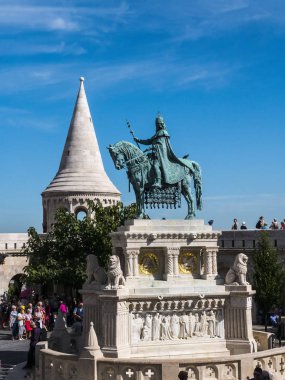 Balıkçı Kalesi, Macar devletinin 1000. doğum gününü kutlamak için 1895 ve 1902 yılları arasında inşa edilmiştir. 2. Dünya Savaşı 'ndaki hasar daha sonra onarıldı. Budapeşte şehrini görmek için harika bir bakış açısı.