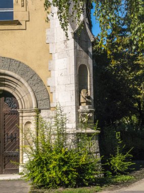 Macaristan 'ın başkenti Budapeşte' de 1896 yılında inşa edilen Vajdahunyad Şatosu Macaristan 'ın kuruluşunun 1000 yılını kutladı ve aslında Macaristan' da yüzyıllar boyunca gerçekleşen mimari evrimi ve stilleri gösteren bir fantezi pastifiğidir.