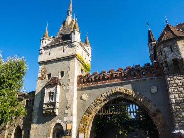 Macaristan 'ın başkenti Budapeşte' de 1896 yılında inşa edilen Vajdahunyad Şatosu Macaristan 'ın kuruluşunun 1000 yılını kutladı ve aslında Macaristan' da yüzyıllar boyunca gerçekleşen mimari evrimi ve stilleri gösteren bir fantezi pastifiğidir.