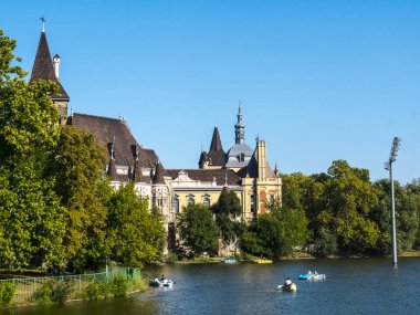 Macaristan 'ın başkenti Budapeşte' de 1896 yılında inşa edilen Vajdahunyad Şatosu Macaristan 'ın kuruluşunun 1000 yılını kutladı ve aslında Macaristan' da yüzyıllar boyunca gerçekleşen mimari evrimi ve stilleri gösteren bir fantezi pastifiğidir.