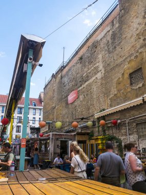 Harabe barlar bir deney olarak başladı, terk edilmiş bir binada kurulmuş bir bar Budapeşte Macaristan 'daki genç ve yaratıcı kalabalığa uygun fiyatlı içkiler sunuyordu. 2000 yılı başlarında Vii Bölgesi' nin iç kısımları yıkılan ve terk edilmiş binalardan oluşuyordu..   