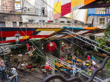 Harabe barlar bir deney olarak başladı, terk edilmiş bir binada kurulmuş bir bar Budapeşte Macaristan 'daki genç ve yaratıcı kalabalığa uygun fiyatlı içkiler sunuyordu. 2000 yılı başlarında Vii Bölgesi' nin iç kısımları yıkılan ve terk edilmiş binalardan oluşuyordu..   