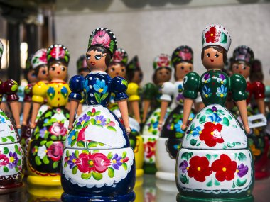 Budapeşte Macaristan 'daki Market Salonu' nda geleneksel çiçek, masa örtüsü ve hediyelik eşya tasarımları. Bu tasarımlar yüzlerce yıldır halk sanatı objelerinde kullanılıyor.