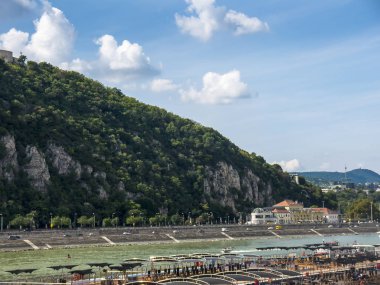 Kudretli Tuna Nehri, Kara Orman 'dan Karadeniz' e uzanan Budapeşte şehrinden akar. Tuna Nehri, Volga 'dan sonra Avrupa' nın en uzun ikinci nehridir.