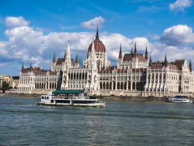 Budapeşte 'deki parlamento binaları Tuna nehri kıyısındaki Macaristan' ın başkenti. Parlamento binalarında Macaristan Kraliyet Mücevherleri koruma altında sergileniyor. Vatandaşlar ücretsiz ziyaret ediyor.