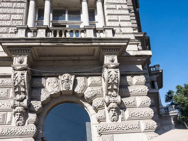 Detalhe Arquitetônico Sobre Construção Nas Ruas Cidade Larga Centro Budapeste — Fotografia de Stock