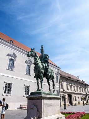 Heykel 1937 'de Macar süvarileri geri çağırmak amacıyla Castle Hill' e dikildi. Andras Hadik, komutan üniformasıyla gururla atının üzerinde oturan Macar ordusunun gösterişli bir temsilcisidir.