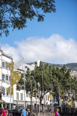 Atlas Okyanusu 'ndaki Madeira adasındaki Funchal şehrinin mimarisi. Bu ada Portekizce ve mimarisi bu mirası yansıtıyor.