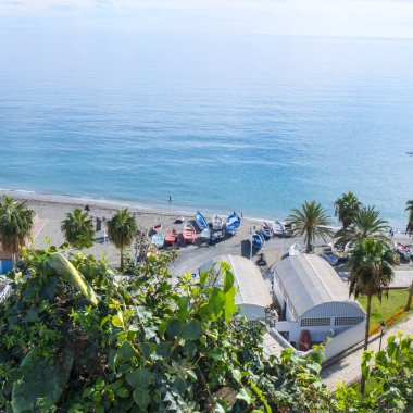 İspanya 'nın Costa del Sol kentinde yer alan Nerja, Sierra de Alpujarra dağları tarafından korunan ve' Costa del Sol Mücevheri 'olarak adlandırılan bir sahil beldesidir. Nerja 'daki yedi sahilden biri. Her birinin kendine has bir karakteri ve cazibesi var.