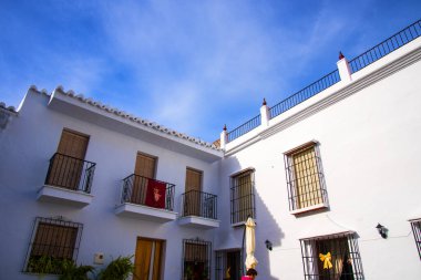 Frigiliana İspanya 'nın Costa del Sol şehrinin yukarısındaki bir dağ köyüdür. Dağlarda dik sokakları olan eski bir bozkır köyü. Frigiliana haftalık pazarı olan bir turizm merkezi ve yerel üretim tekstil ve çömlekçilik satan pek çok dükkan