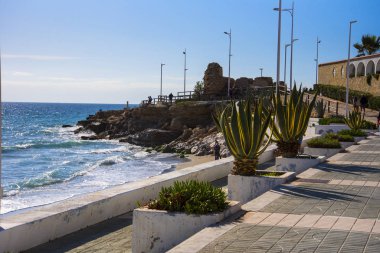 Nerja, Costa del Sol 'un doğu ucunda bir tatil beldesi. Çok güzel mimari detayları olan tipik bir İspanyol. 