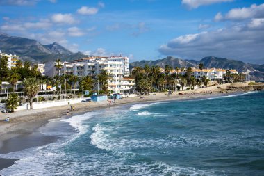 Nerja, Costa del Sol 'un doğu ucunda bir tatil beldesi. Çok güzel mimari detayları olan tipik bir İspanyol. 
