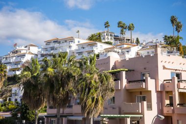 Nerja, Costa del Sol 'un doğu ucunda bir tatil beldesi. Çok güzel mimari detayları olan tipik bir İspanyol. 