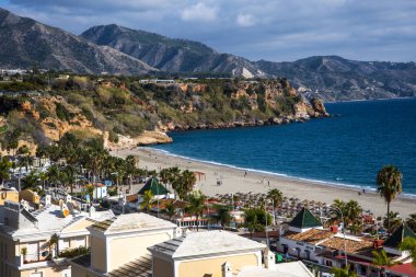 İspanya 'nın Costa del Sol kentinde yer alan Nerja, Sierra de Alpujarra dağları tarafından korunan ve' Costa del Sol Mücevheri 'olarak adlandırılan bir sahil beldesidir. Nerja 'daki yedi sahilden biri. Her birinin kendine has bir karakteri ve cazibesi var.