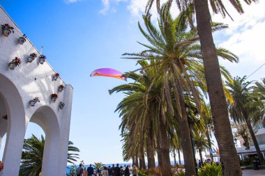 Europa Balkon, Kosta del Sol 'da, deniz kenti Nerja' da büyük yuvarlak bir balkon. Meydanında kemerler olan bir kütüğü var.