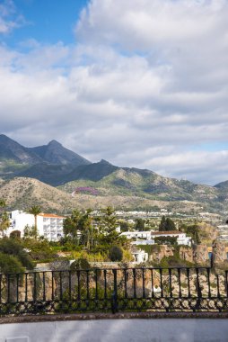 Nerja, Costa del Sol 'un doğu ucunda bir tatil beldesi. Çok güzel mimari detayları olan tipik bir İspanyol. 