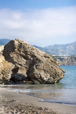 İspanya 'nın Costa del Sol kentinde yer alan Nerja, Sierra de Alpujarra dağları tarafından korunan ve' Costa del Sol Mücevheri 'olarak adlandırılan bir sahil beldesidir. Nerja 'daki yedi sahilden biri. Her birinin kendine has bir karakteri ve cazibesi var.