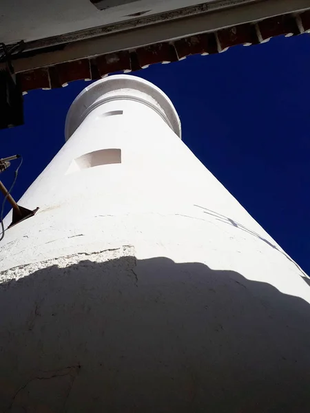 南スペインのコスタ ソルのトロックスビーチ トロックスには灯台と博物館 ローマ塩の作品の遺跡があります — ストック写真