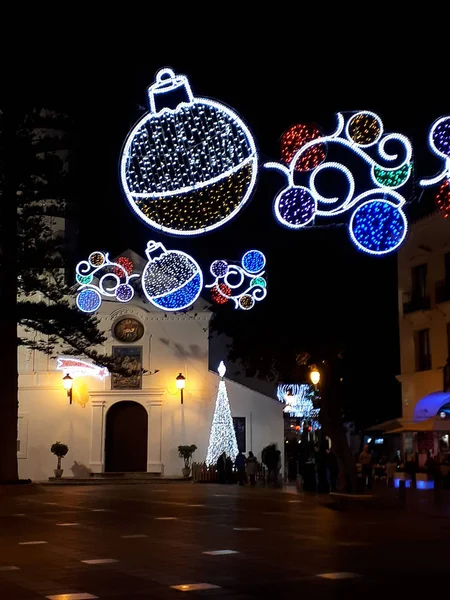 スペインは宗教国であり クリスマスにはすべての教会 ショップ 家にはキリスト降誕教会やタブローが飾られています 通りを飾る時です コンサートや音楽はどこにでもある — ストック写真
