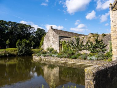 Markenfield Malikanesi Ripon 'un 5 km güneyinde, Yorkshire' ın kuzeyinde. Tudor Malikanesi 1086 Domesday Kitabı, Markenfield 'da iki hane kaydediyor. 1150 'de de Markenfield adını alan Le Bret ailesi mülke el koydu..
